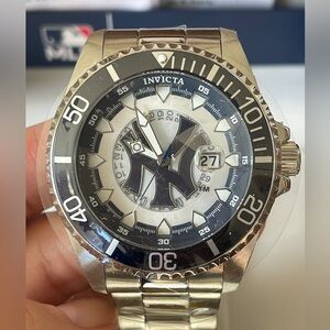 Invicta Men's 43472 MLB New York Yankees Quartz Silver, White, Blue Dial Watch